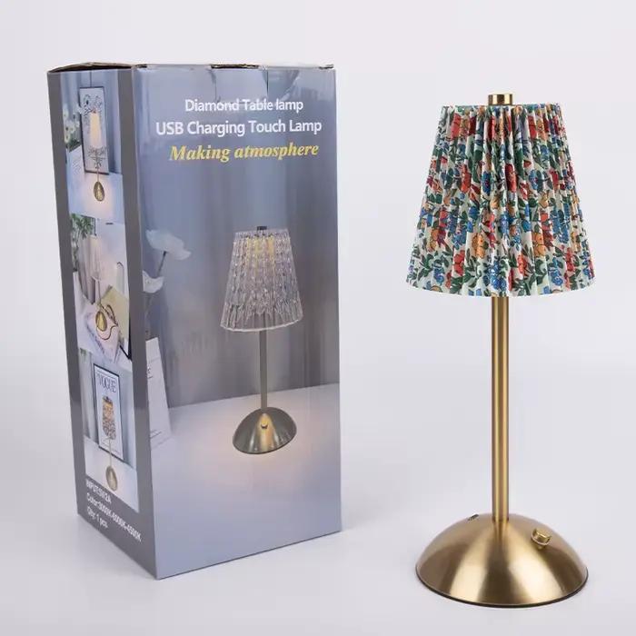 Lampe de table plissée florale vintage française, lampe de chevet à base en laiton pour chambre à co