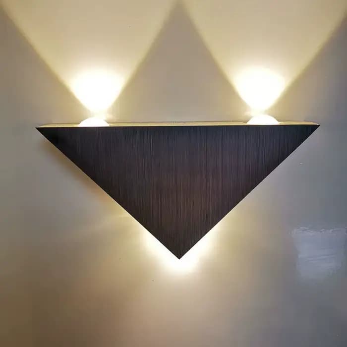Applique murale LED en forme de triangle en argent brossé, éclairage intérieur, chevet de la lumière