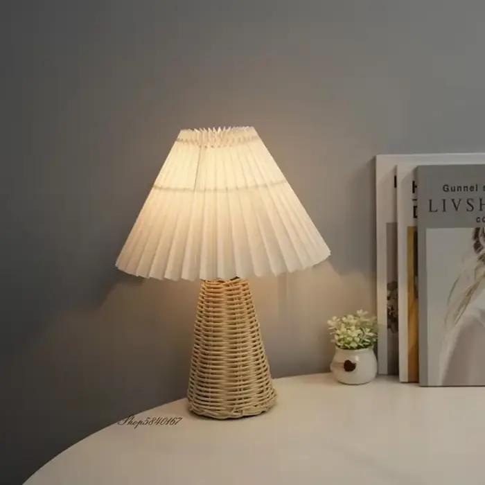 Lampe de table plissée en rotin vintage