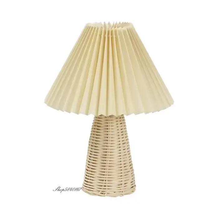Lampe de table plissée en rotin vintage