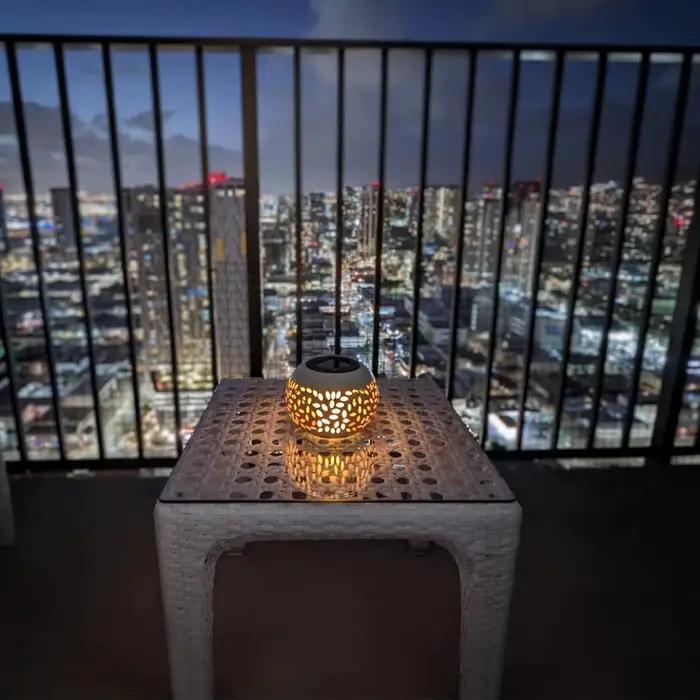 Lampe solaire de table d'extérieur, lampe LED à énergie solaire, lanterne décorative en métal ajouré, lumière de jardin et de terrasse, lampe de bureau