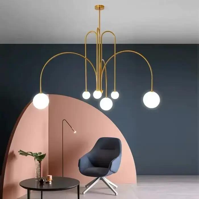 Lustre en verre suspendu au plafond