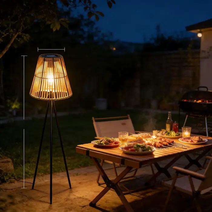 Lampe solaire artisanale en rotin pour terrasse et jardin création d'ambiance festive décoration extérieure sans électricité lumière blanche chaude