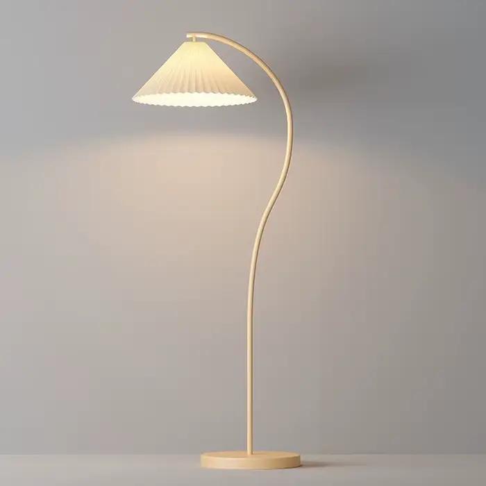 Lampe sur pied style crème pour salon