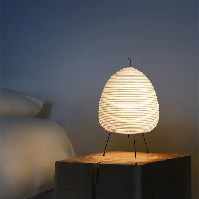 Lampe de table Xuan en papier LED pour salon chambre chevet étude hôtel avec abat-jour en papier blanc gris jaune noir et émission de lumière RVB bleu vert
