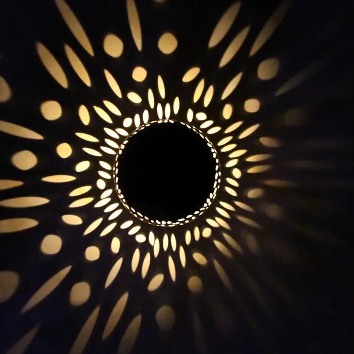 Lampe de table solaire extérieure lampe à LED à énergie solaire évidée en métal pour bureau lanterne décorative patio jardin lumière chaude ambiance chaleureuse occassions spéciales
