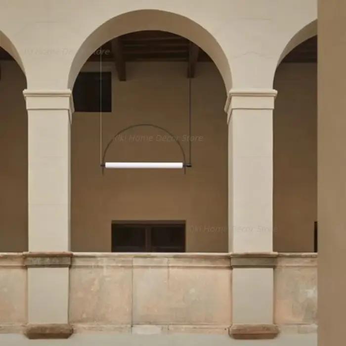 Lampe suspendue en forme d'arc
