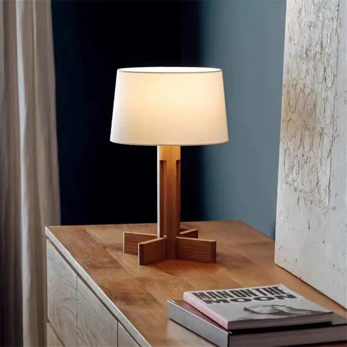 Lampe autoportante en bois et frêne