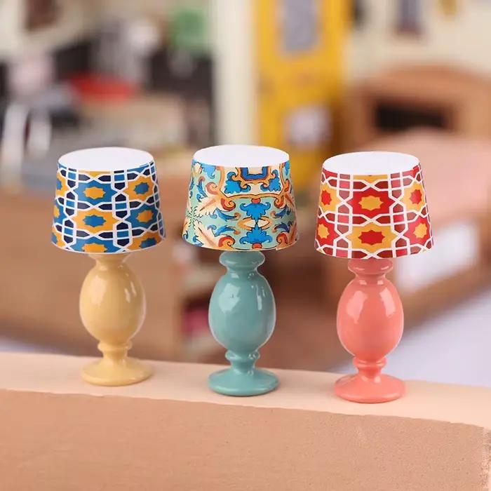 Lampe de bureau miniature 1:12 pour maison de poupée, modèle d'étude, décoration de meubles de maison de poupée, lumière de micro-scène, ornement, jouets de jeu d'imitation