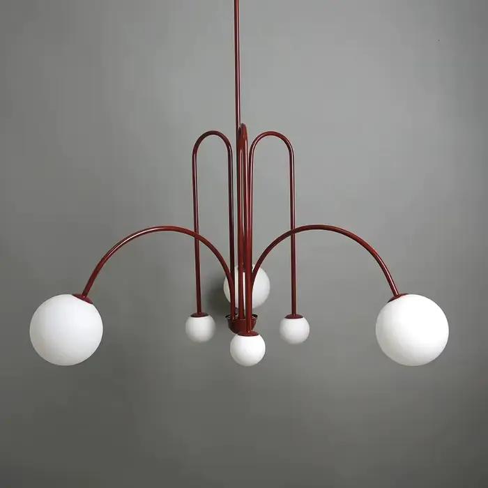 Lustre en verre suspendu au plafond