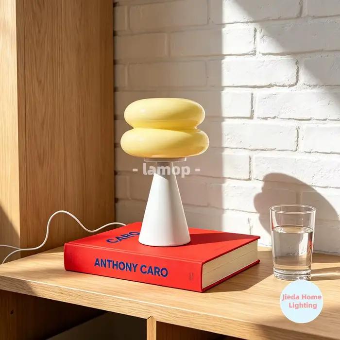 Lampe de table en verre à coquilles superposées