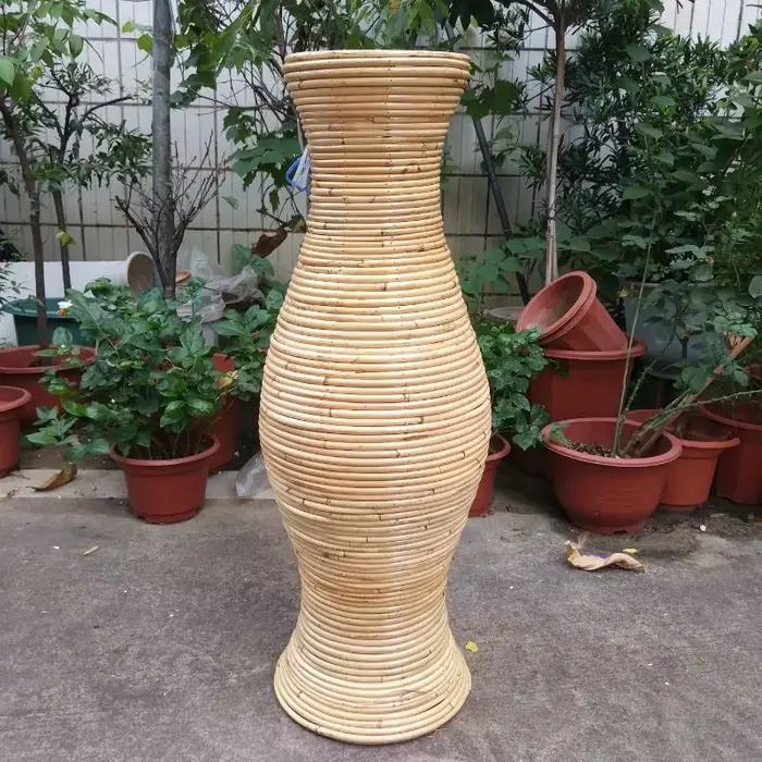 Grand Vase de sol en rotin tissé naturel