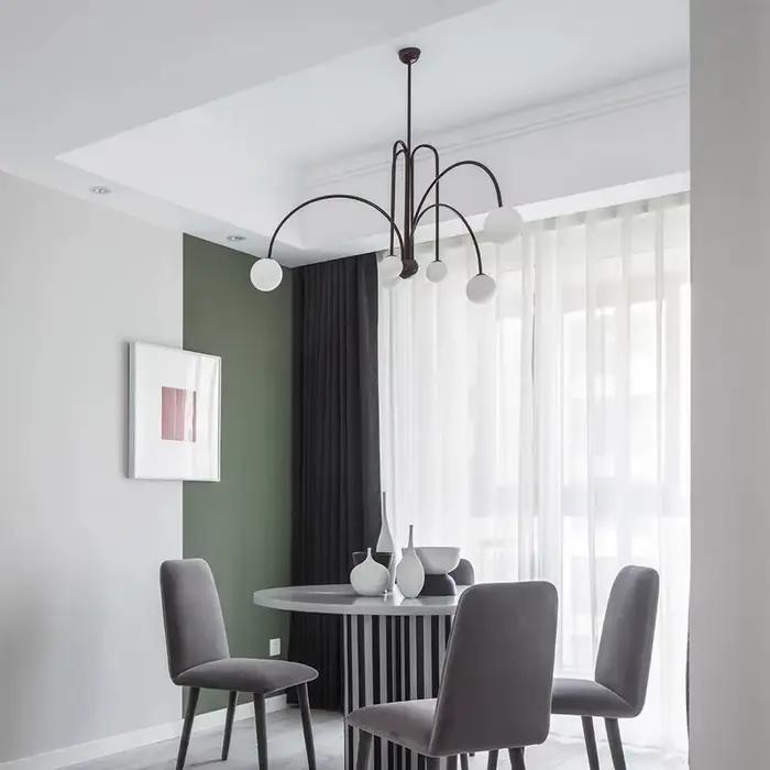 Lustre en verre suspendu au plafond