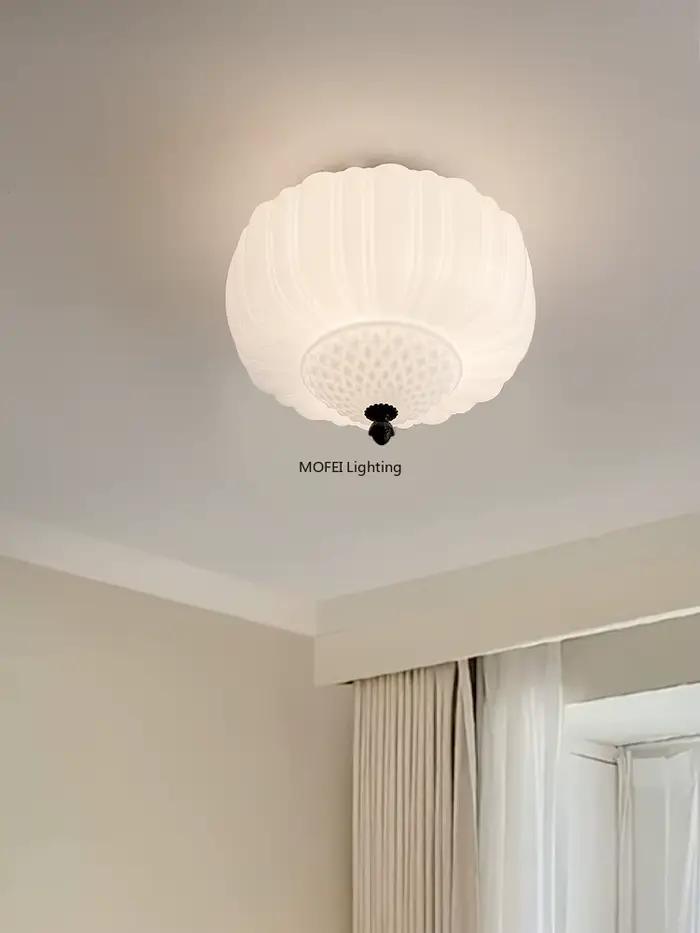 Lampe suspendue en verre blanc laiteux de style médiéval français