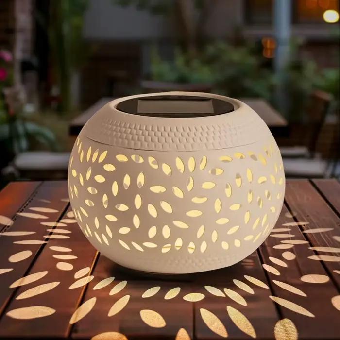 Lampe de table solaire extérieure lampe à LED à énergie solaire évidée en métal pour bureau lanterne décorative patio jardin lumière chaude ambiance chaleureuse occassions spéciales