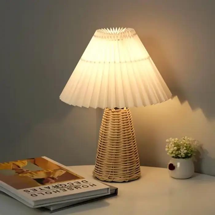 Lampe de table plissée en rotin vintage