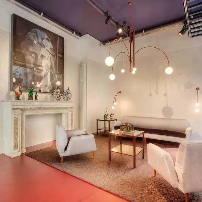 Lustre en verre suspendu au plafond