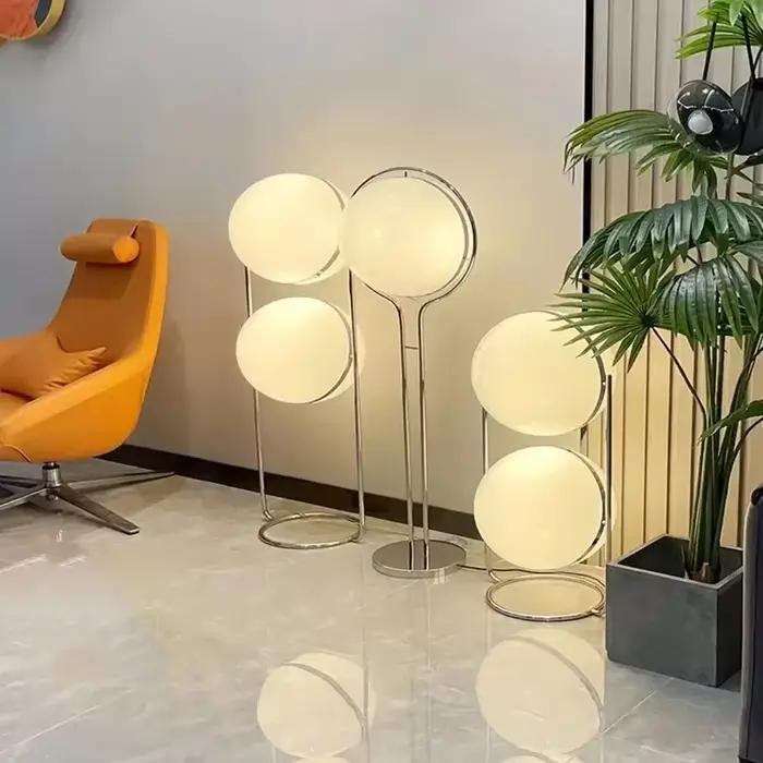 Lampe sur pied Parisian Orb, globe crème LED pour salon