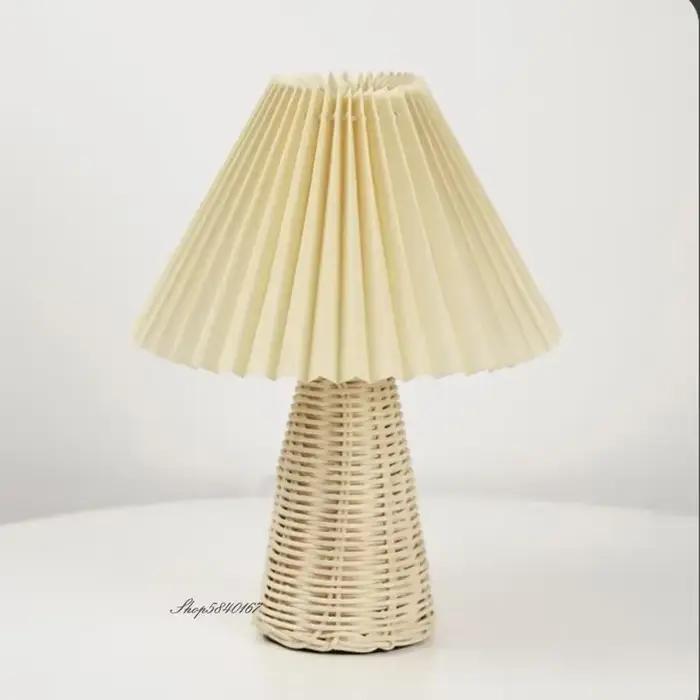Lampe de table plissée en rotin vintage