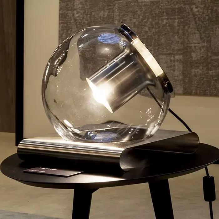Lampe de table en boule de verre design nordique minimaliste et créatif post-moderne idéal pour chambre à coucher ou bar avec finition chromée et ampoules LED