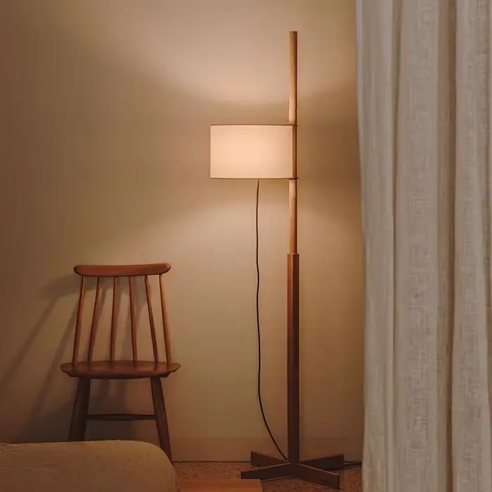 Lampadaire en noyer tissu design