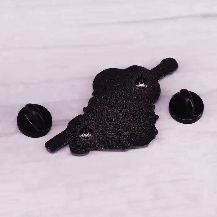 Anime une pièce Trafalgar D. Épingles à revers de la loi de l'eau, sac à dos en jean, broche en émail pour femmes, bijoux à la mode, cadeaux, Badges de dessin animé