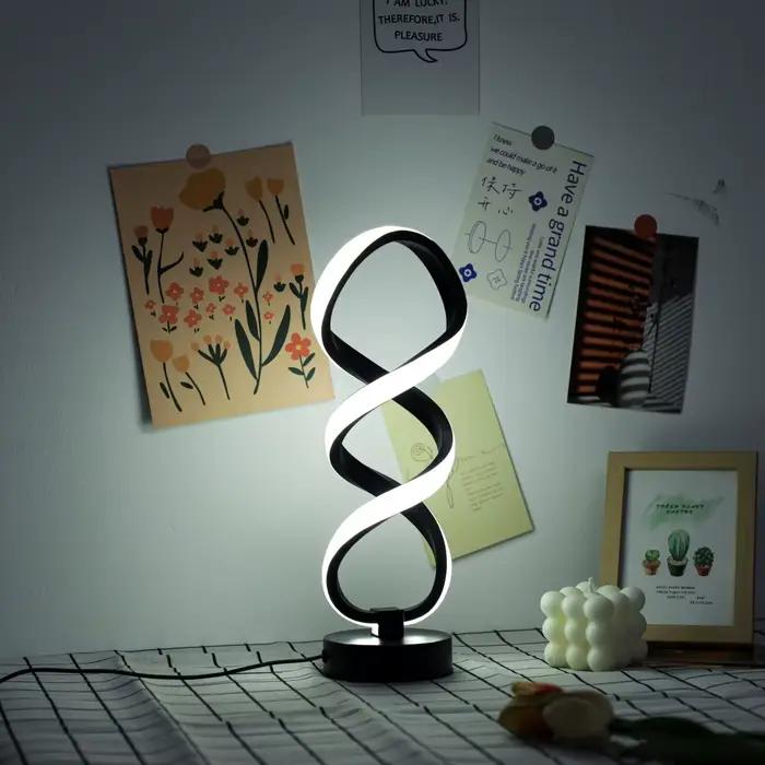 Lampe de bureau plissée à jambes hautes en ferronnerie LED avec prise USB trois couleurs gradation continue chevet