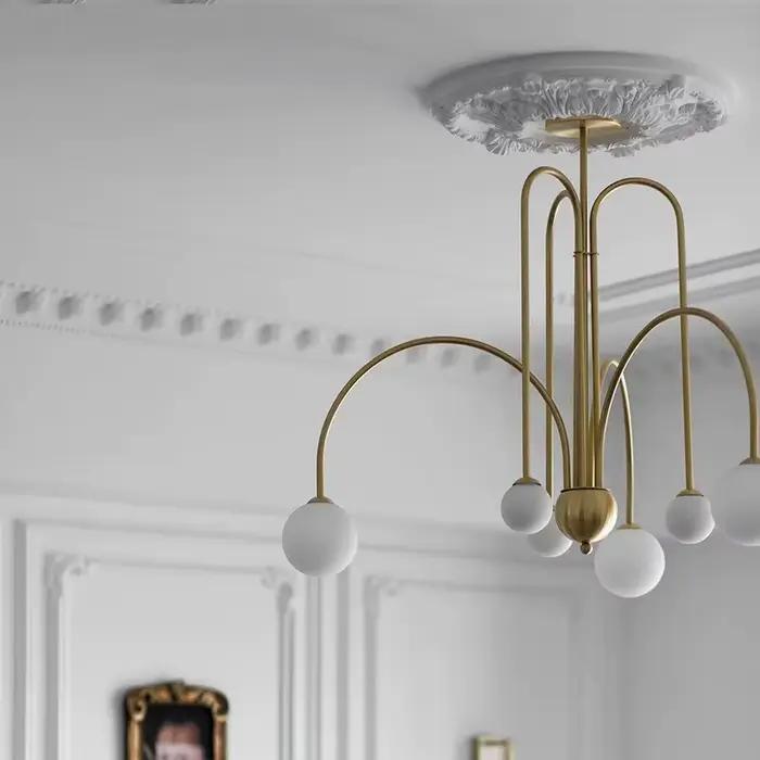 Lustre en verre suspendu au plafond