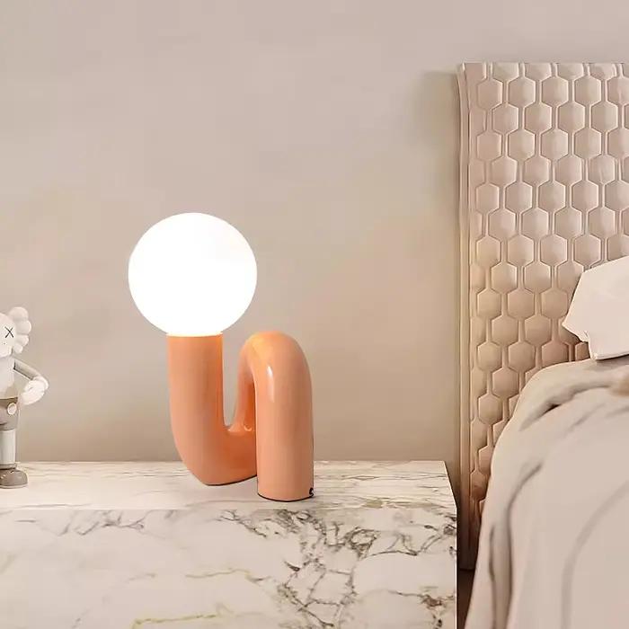 Lampe de Table en Résine Postmoderne Design Nordique Italien Idéale pour Chambre d'Enfant Veilleuse de Chevet Atmosphère de Maison Créative et Moderne