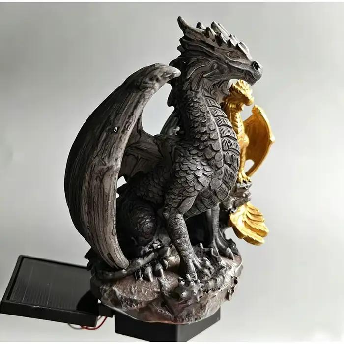 Lampe solaire de jardin Dragon Legacy Golden Ember Edition, statue décorative extérieure, style gothique médiéval fantastique, pour la maison et le jardin.