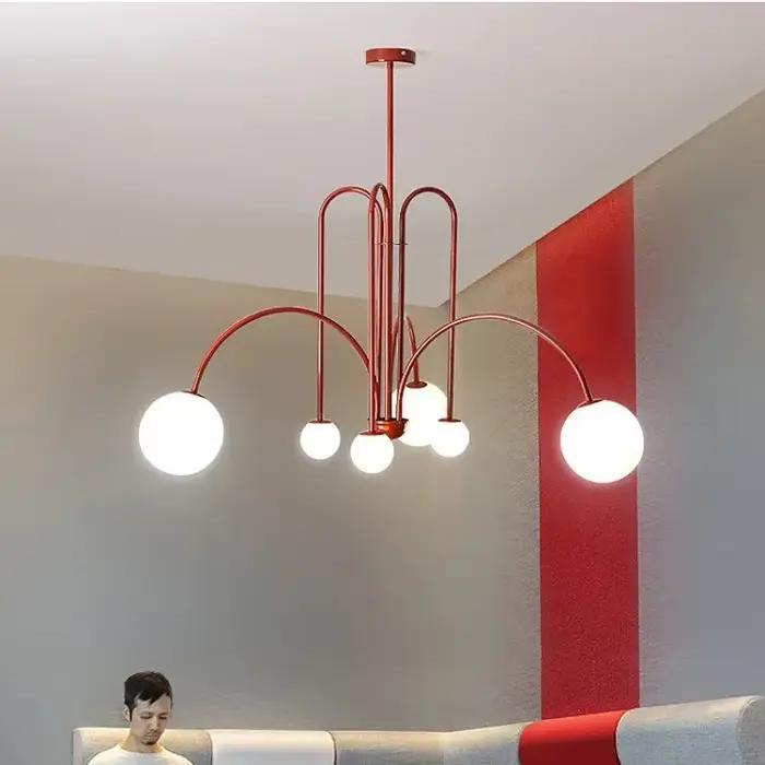 Lustre en verre suspendu au plafond