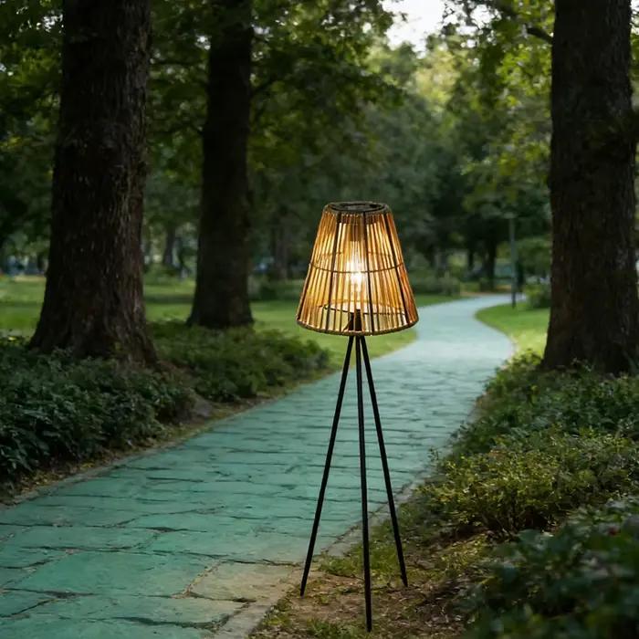 Lampe solaire artisanale en rotin pour terrasse et jardin création d'ambiance festive décoration extérieure sans électricité lumière blanche chaude