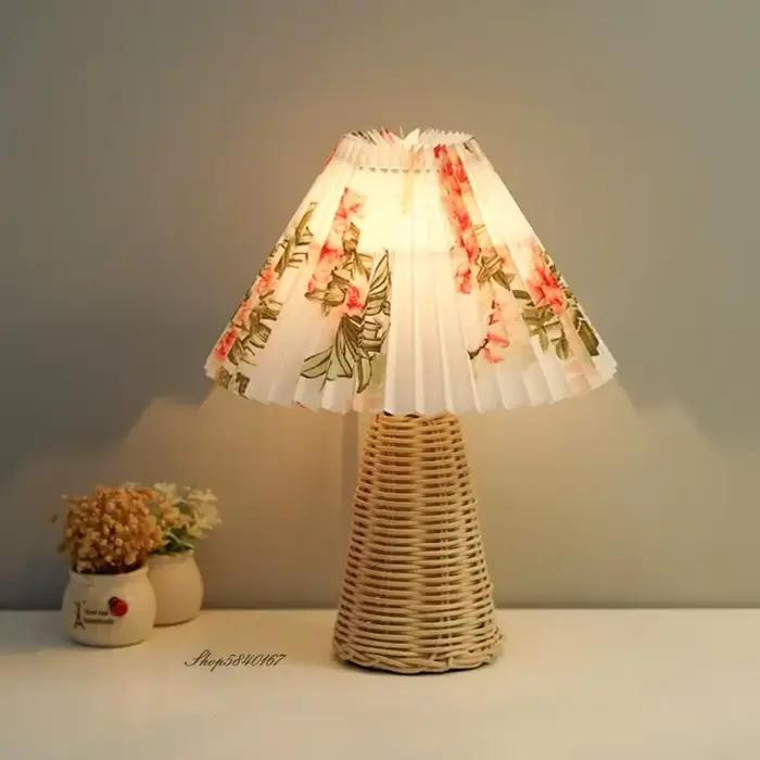 Lampe de table plissée en rotin vintage