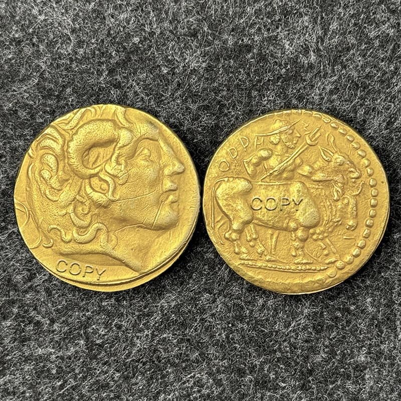 La pièce de monnaie grecque antique en or à deux cornes d'Alexandre le grand taureau, ornée de pende