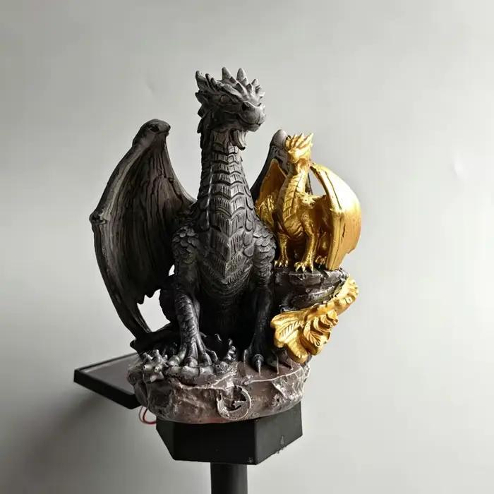 Lampe solaire de jardin Dragon Legacy Golden Ember Edition, statue décorative extérieure, style goth