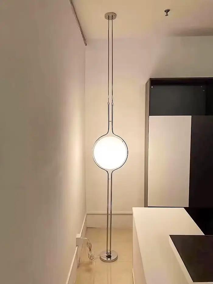 Lampe sur pied LED Garrault Delord en métal chromé avec boule en acrylique blanche