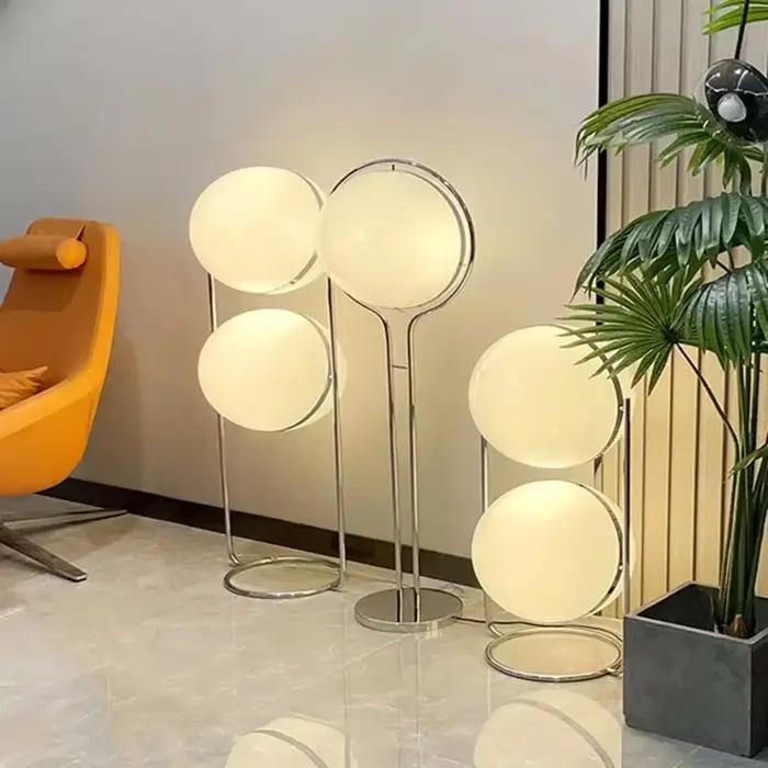 Italie Design Chrome Métal LED lampadaires créatif blanc acrylique boule debout lumière salon chambre maison luminaires