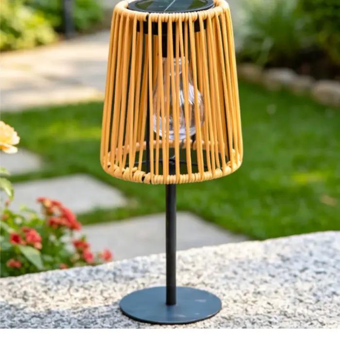 Lanterne solaire avec abat-jour en rotin, lampe de table solaire tressée, lampe de table style rotin, ambiance lumineuse pour patio, jardin