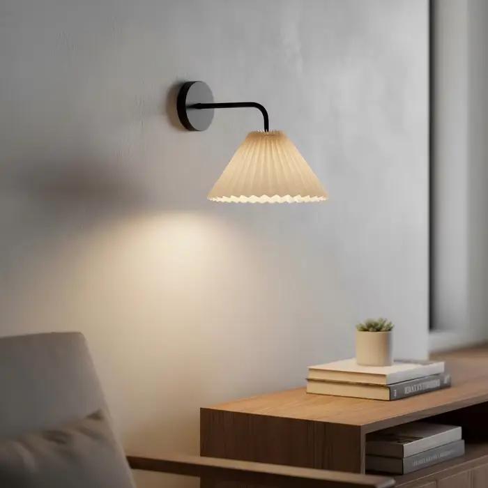 Appliques murales modernes et simples à LED en métal avec abat-jour plissé incurvé