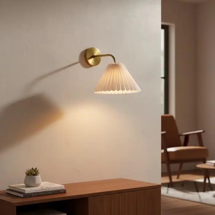 Appliques murales modernes et simples à LED en métal avec abat-jour plissé incurvé