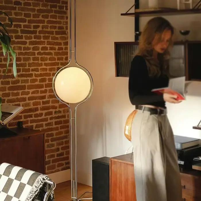 Lampe sur pied LED Garrault Delord en métal chromé avec boule en acrylique blanche
