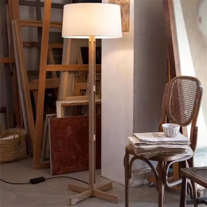 Lampe autoportante en bois et frêne