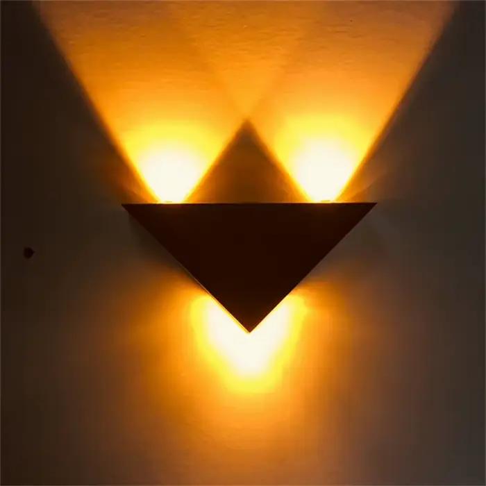 Applique murale LED en forme de triangle en argent brossé