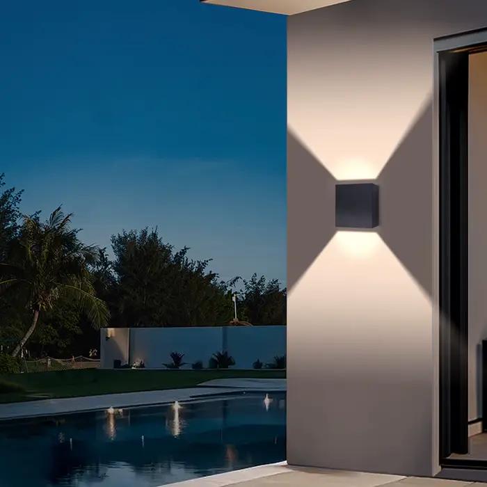 Applique murale LED moderne à installer haut/bas résistante aux intempéries pour éclairer intérieur et extérieur en aluminium avec flux lumineux réglable