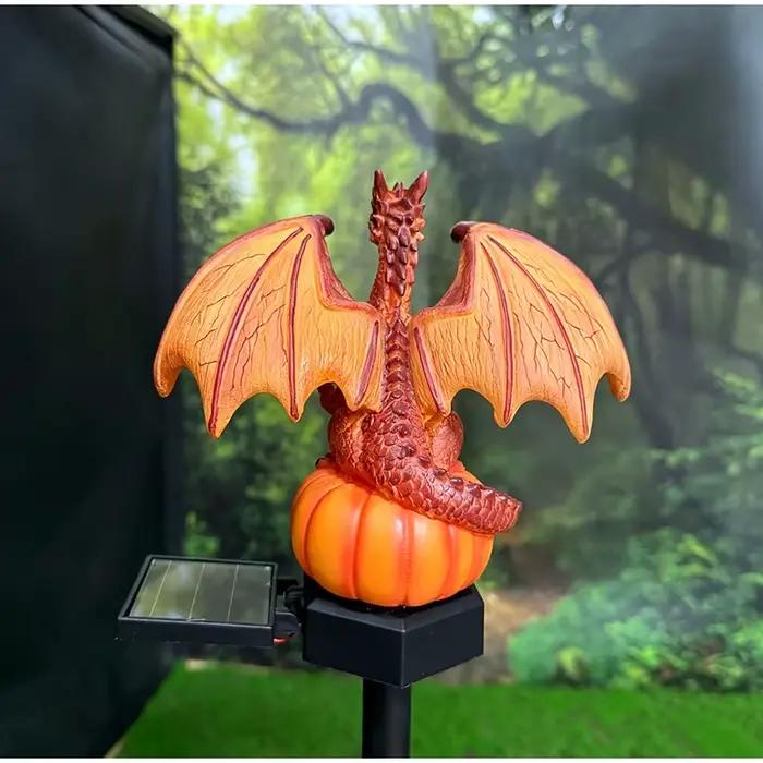 Lampe solaire de jardin Dragon Legacy Golden Ember Edition, statue décorative extérieure, style gothique médiéval fantastique, pour la maison et le jardin.