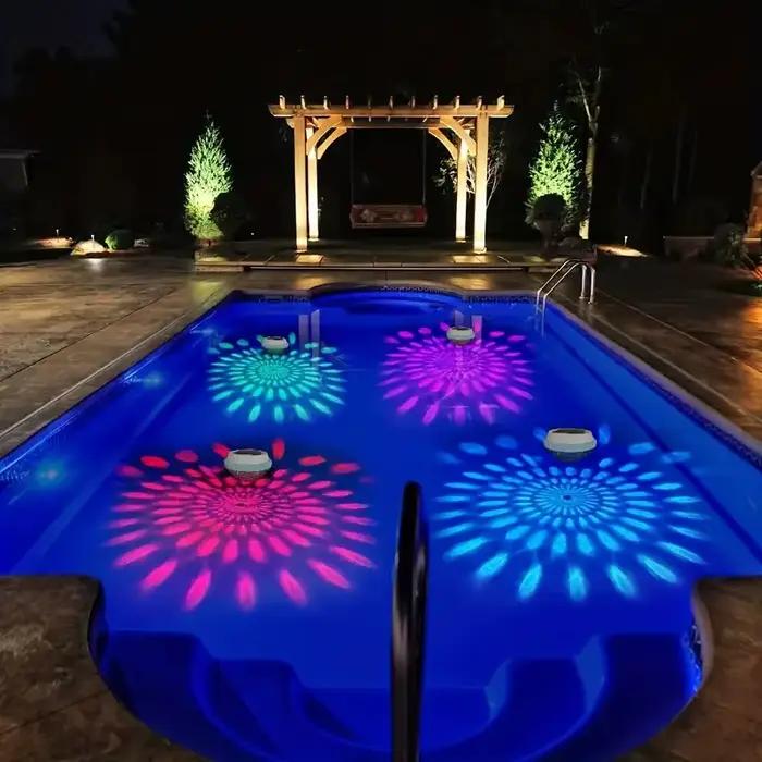Lumières solaires flottantes de piscine, lumière automatique de nuit LED, charge automatique de la lumière de jour, lumière d'étang à couleur changeante, lumière de dérive, chaude